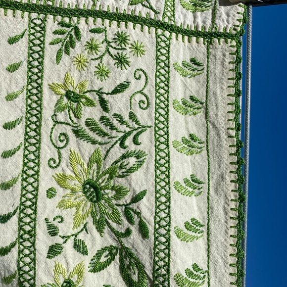 Exquisite Vtg Hand-Embroidered Linen Tablecloth - Picture 6 of 7